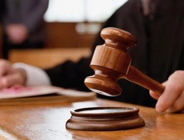 Χυδαίο υβρεολόγιο από Αλβανούς βαρυποινίτες κατά δικαστών: «Βάλτε τα λεφτά στον κ... σας»